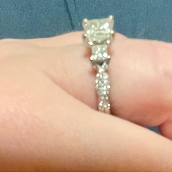 VERRAGIO Engagement Ring Princess cut 3 stone size 6.5. 6,500 for the ring. - Picture 2 of 15
